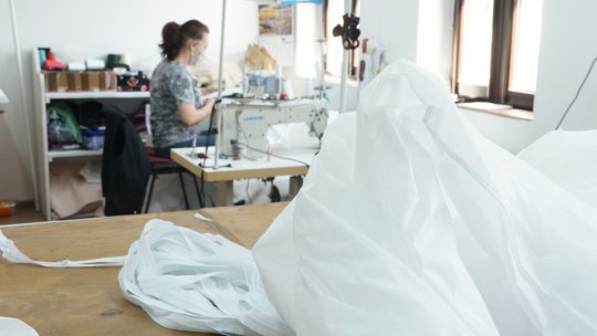 Patru angajate ale Operei fac combinezoane de protecție