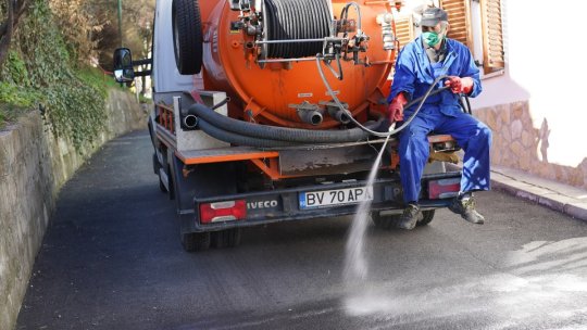 Străzile din Șchei, spălate de angajați ai Companiei APA