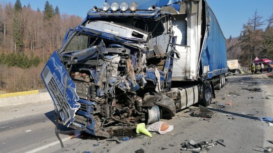 Accident între două tiruri la Predeal