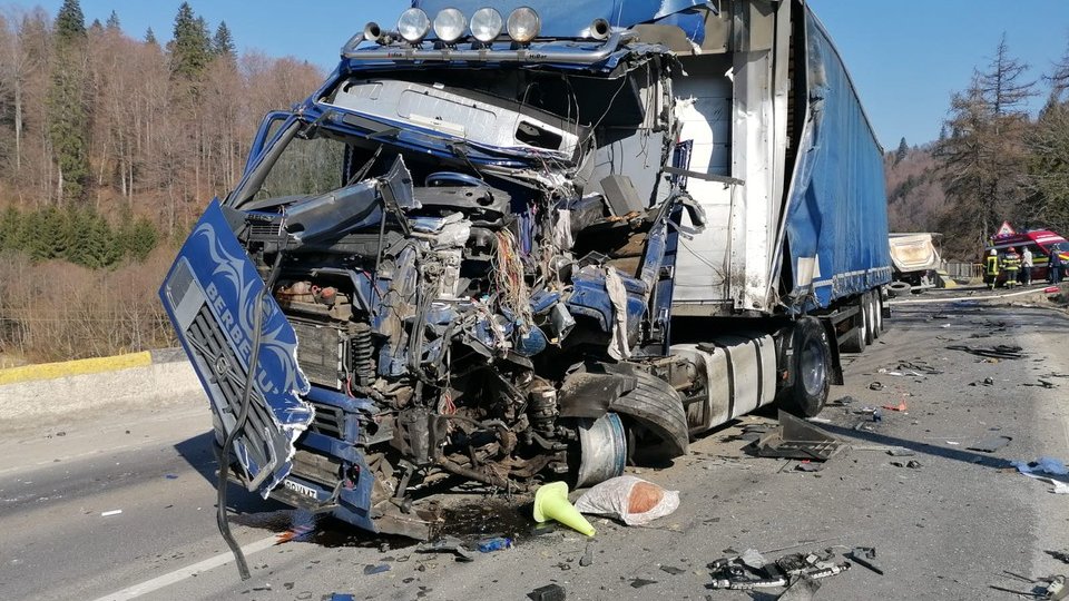 Accident între două tiruri la Predeal