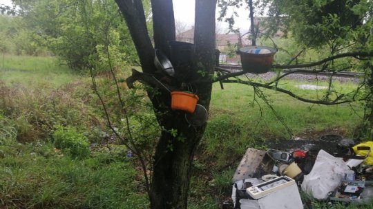 Depozit de gunoi, în curtea unei biserici