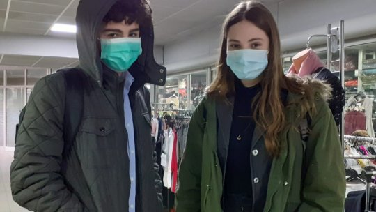 Elevii și cadrele didactice vor primi măști de protecție