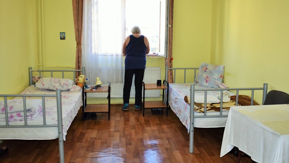 În continuare, vizitele sunt interzise aparținătorilor, în centrele pentru seniori