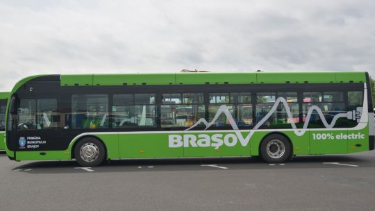 De luni, circulă pe străzile Brașovului un autobuz electric și un troleibuz