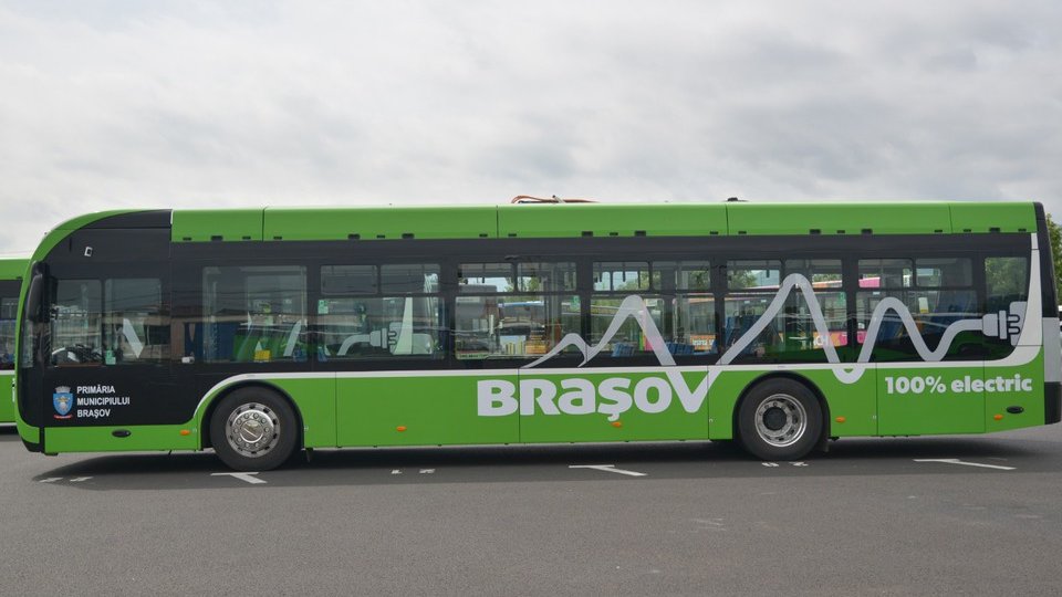 De luni, circulă pe străzile Brașovului un autobuz electric și un troleibuz