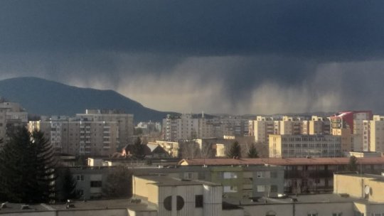 Meteorologii anunţă ploi, vijelii şi temperaturi mai scăzute în întreaga ţară, începând de duminică