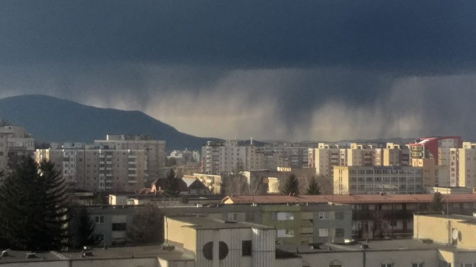 Meteorologii anunţă ploi, vijelii şi temperaturi mai scăzute în întreaga ţară, începând de duminică