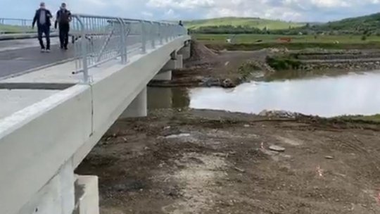 Podurile peste Olt, distruse de ploi, aproape de finalizare