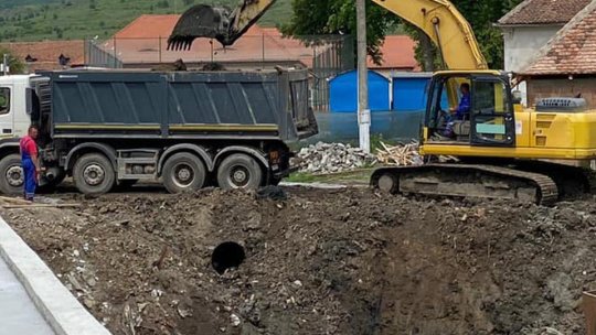 Încă un pas la realizarea "drumului de sub munte". Pod nou peste râul Racoviță, din localitatea Recea