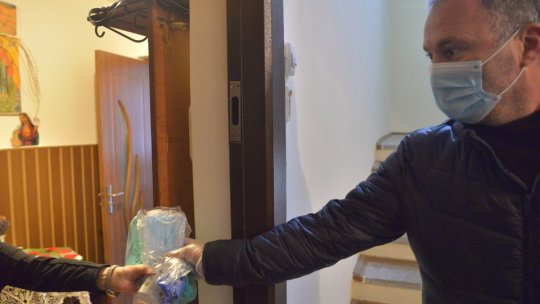 50 de seniori, ajutați de sportivii de la Corona