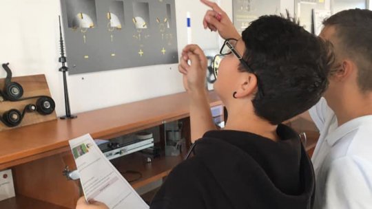 Restricţiile impuse pentru limitarea răspândirii coronavirusului au creat dificultăţi şi în desfăşurarea învăţământului profesional în sistem dual