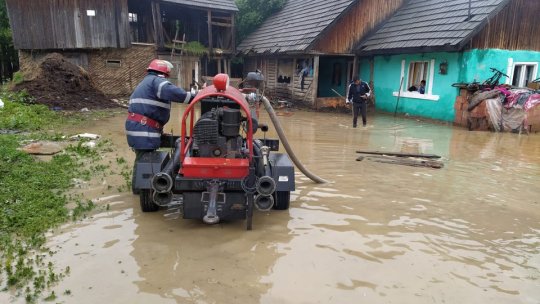 Peste 40 de gospodării din judeţul Braşov au fost inundate în urma precipitaţiilor abundente. Cod galben de instabilitate atmosferică la Brașov