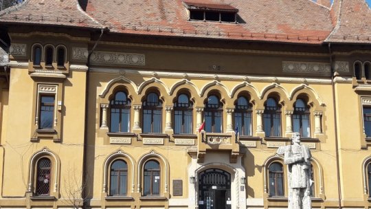 La bibliotecă vă puteți înscrie online. Gratis, în această perioadă