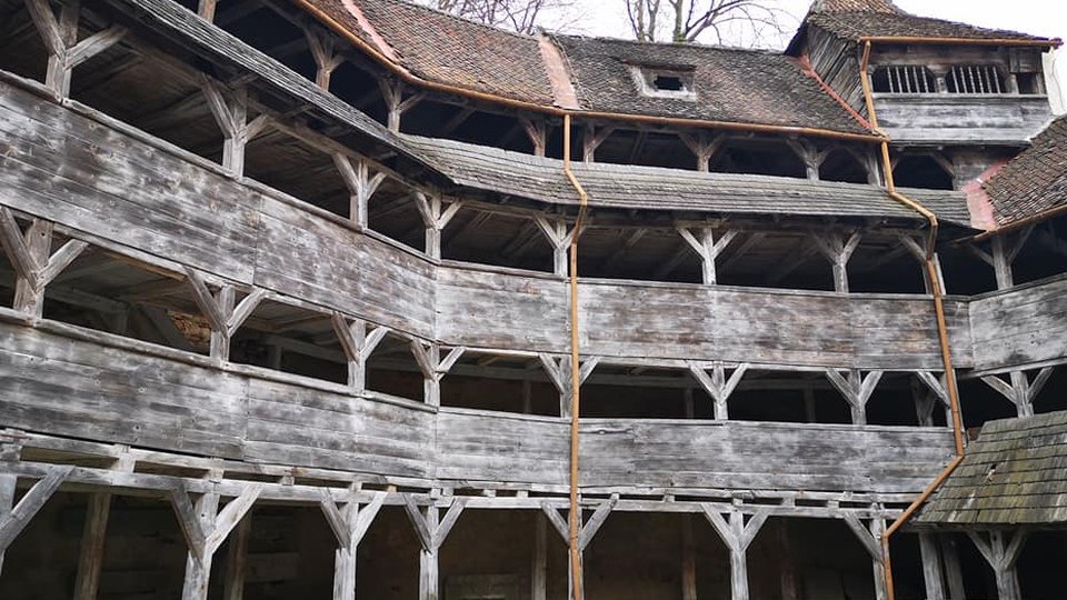 Poftiți de intrați în Bastionul Artiștilor. Se deschide de miercuri și va avea toată luna spectacole