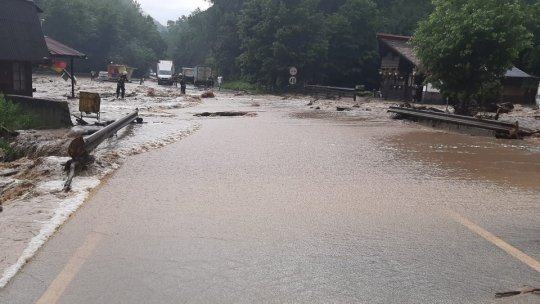 Trafic blocat pe DN 13, în Pădurea Bogății, datorită inundațiilor de pe versanți