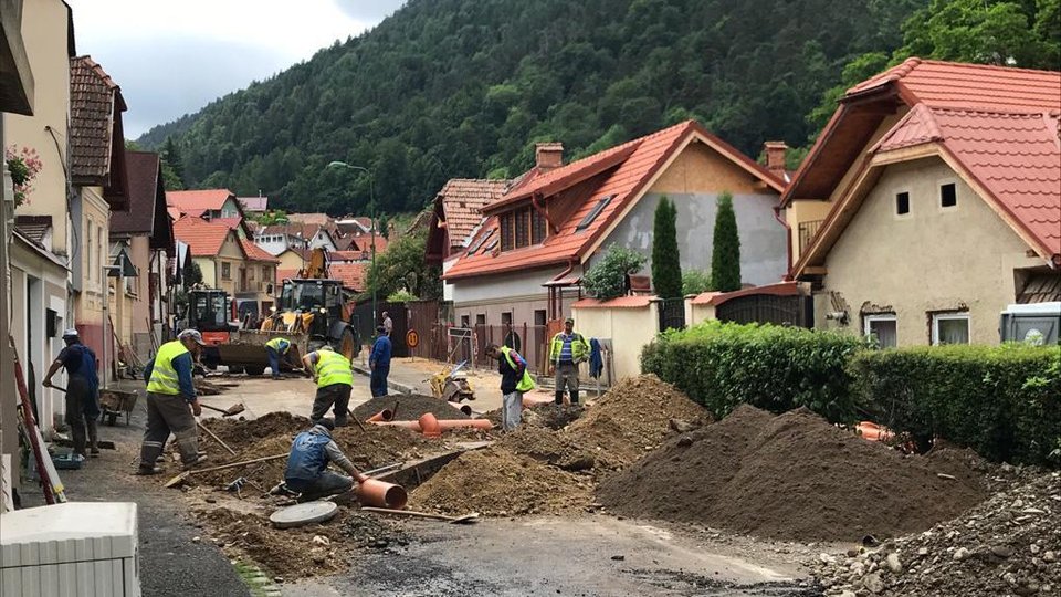 De ce racordarea la canalizare a 100 de case din Șchei se derulează atât de greu