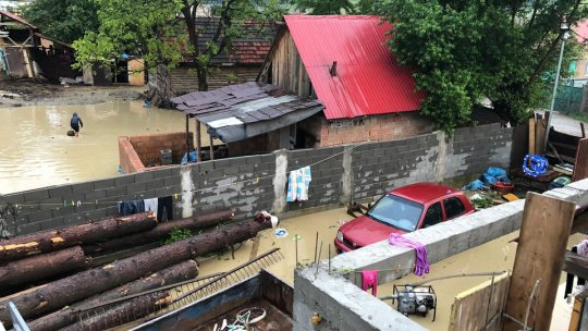 Peste 40 de gospodării inundate în județul Brașov. Cod portocaliu de ploi torențiale până miercuri
