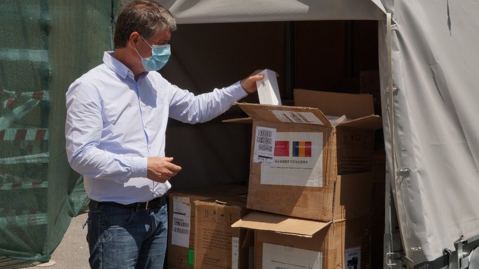 Termometre și combinezoane, de peste 100.000 de lei, donate Brașovului de către chinezi