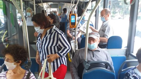 Regulile sunt și pentru cei care veghează la respectarea lor: Persoană îmbrăcată în uniformă de polițist, filmată fără mască în autobuzul RAT