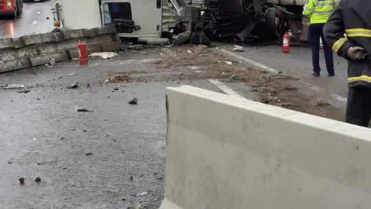 Trafic blocat pe DJ103B. Un camion cu remorcă s-a răsturnat
