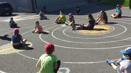 Aproximativ 80 de copii din județ s-au reîntors azi, la grădiniță sau școală. A început programul estival de educație remedială, derulat de Salvați Copiii