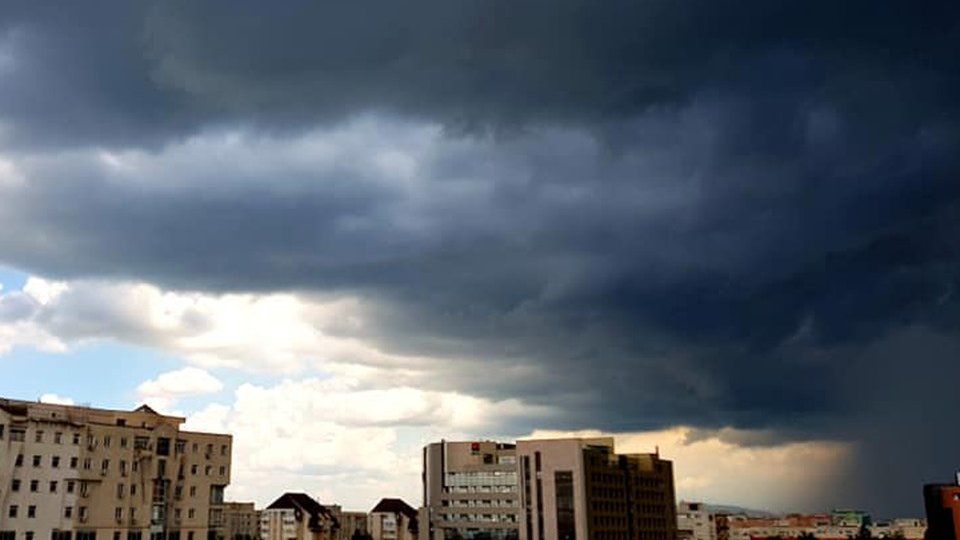 Cod galben de instabilitate atmosferică, până duminică seara, la Brașov