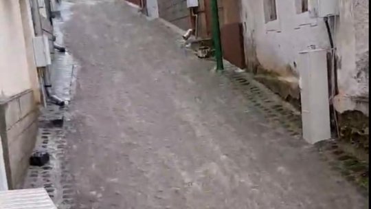 Străzi transformate în râuri, în Șcheii Brașovului
