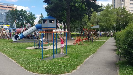 Atenție părinți și bunici! Locurile de joacă din parcuri sunt încă închise