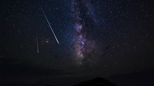 Curentul de meteori Perseide va înregistra activitatea maximă în această noapte
