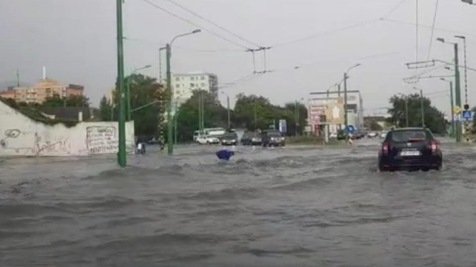 Șefii de la Compania Apa și Sistemul de Gospodărire a Apelor, chemați la Primărie să dea explicații pentru inundațiile străzilor după ploi