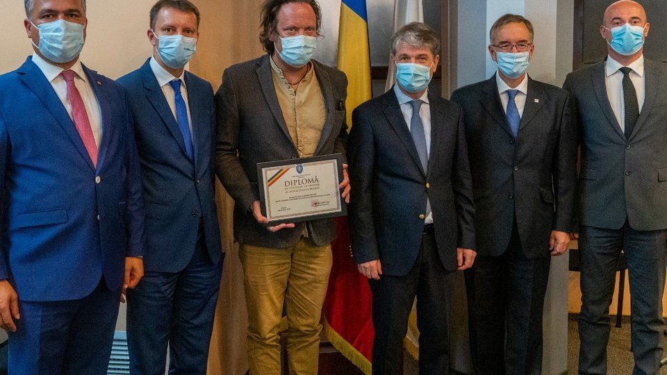 Charley Ottley a devenit Cetățean de Onoare al Brașovului, pentru promovarea pe care a făcut orașului și țării