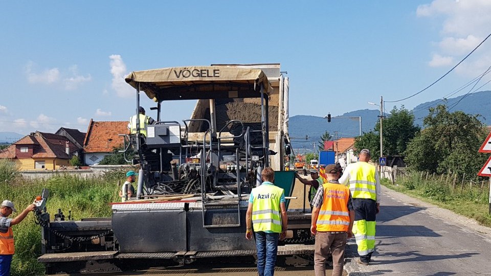 Reparații pe mai multe drumuri județene