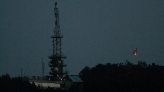 Cele două drapele, de pe Tâmpa și de la Turnul Alb, sunt vizibile și noaptea