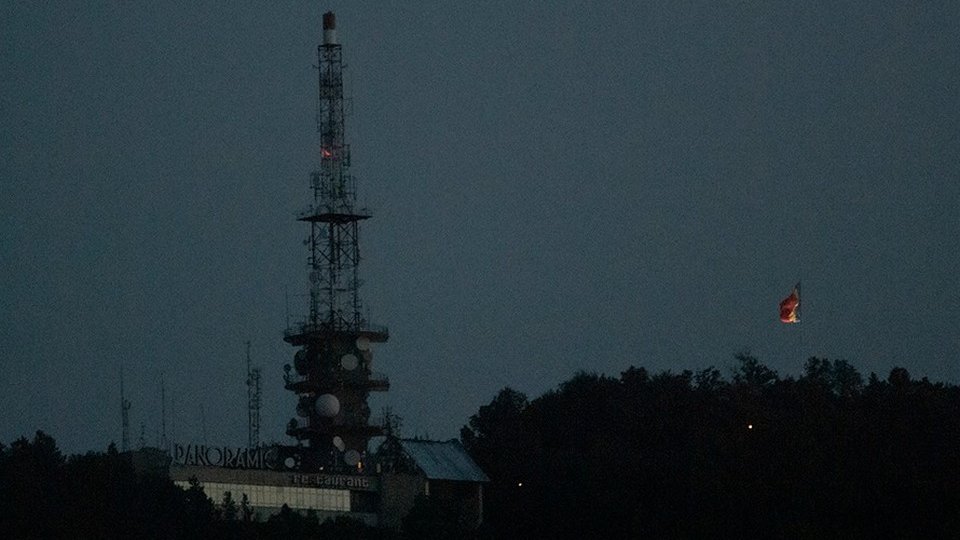 Cele două drapele, de pe Tâmpa și de la Turnul Alb, sunt vizibile și noaptea