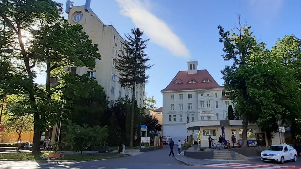 Parcare subterană cu lift pentru preluarea mașinii, la Maternitate