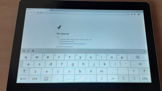 Tablete pentru studenții cu burse sociale care vor participa la cursuri online