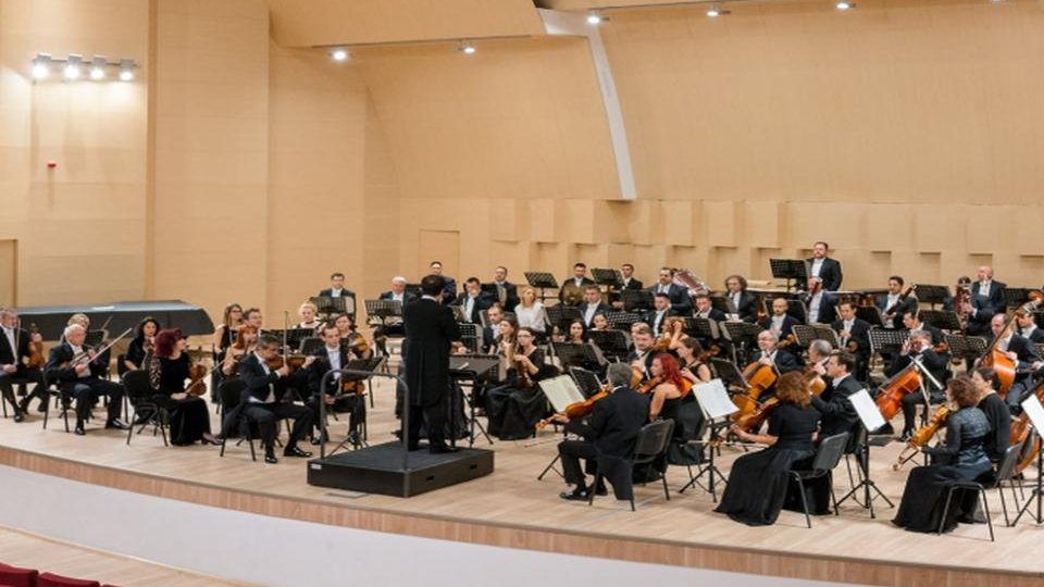 Filarmonica Brașov redeschide stagiunea în sală. Reîncep și repetițiile generale cu public