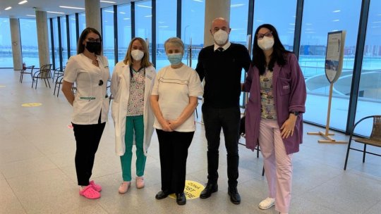 Prefectul județului Brașov, alături de primul pacient din etapa a II-a care s-a vaccinat la CATTIA