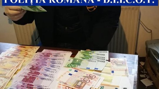 Percheziții la falsificatori de bani. Grupul infracțional era implicat și în trafic de droguri