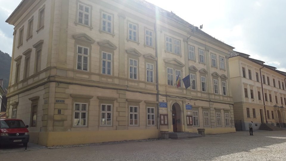 Elevii din 17 clase de la Colegiul Național Johannes Honterus trec în online