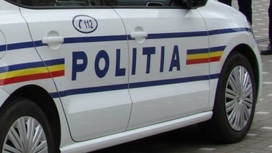 Accident pe DN10. O persoană încarcerată după ce o mașină a lovit un cap de pod