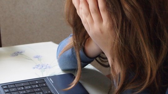 Atenție la ce fac minorii atunci când învață în sistem online!