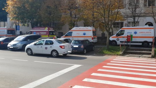 Valul 4, la Brașov: 5 ambulanțe așteaptă în fața spitalului să-și lase pacienții. Manager: sunt peste 100 de cazuri care ajung aici zilnic