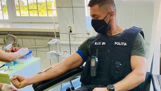 Polițiștii brașoveni au donat sânge și plasmă pentru a ajuta pacienții cu Covid-19
