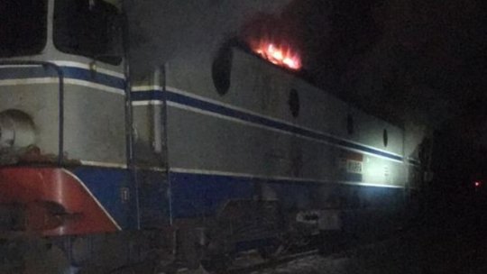 Locomotivă în flăcări în Gara Predeal. Vagoane încărcate cu motorină