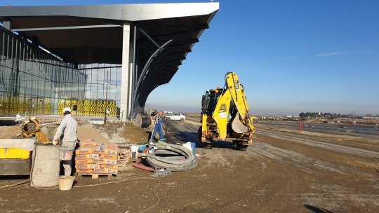 Stadiul lucrărilor la Aeroportul Internațional Brașov, analizat dintr-un aparat de zbor de mici dimensiuni