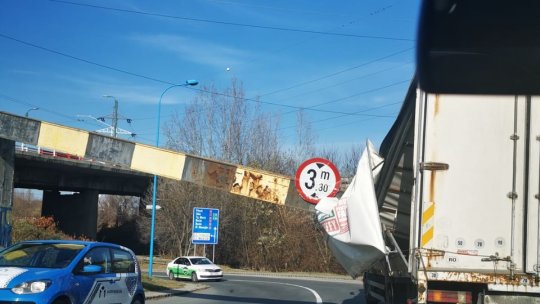 Trafic deviat în zona CET Brașov. Limitator de înălțime dărâmat de un camion