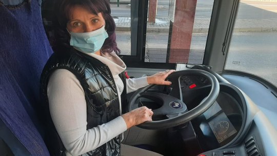 Acasă, mamă. La muncă, șofer de autobuz