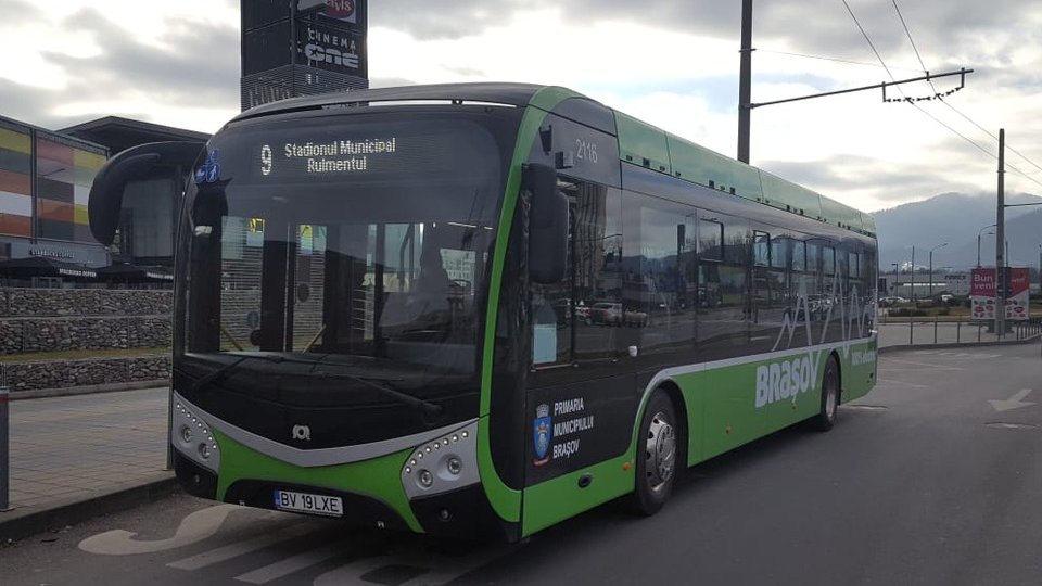 Autobuzele circulă după un program special, marți și miercuri
