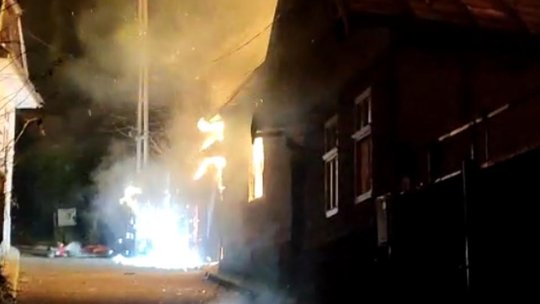3 case cupinse de flăcări, vineri noapte, în Șchei. 2 au ars aproape în totalitate (VIDEO)